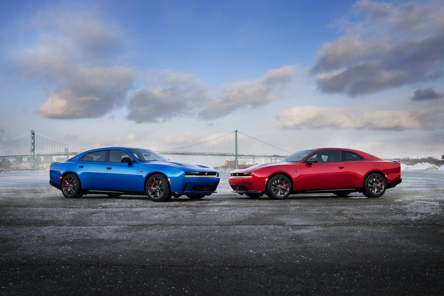 2027 Dodge Charger Daytona Scat Pack em Bludicrous de 4 portas e visão frontal angular Red Eye de 2 portas